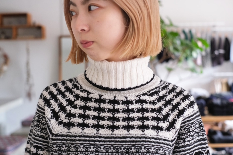 ambientePatterned Knit Turtleneck White×Black |